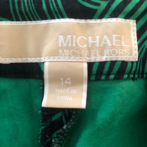 Micheal Kors size 14 green print shorts flat front with stretch - Picture 2 of 6